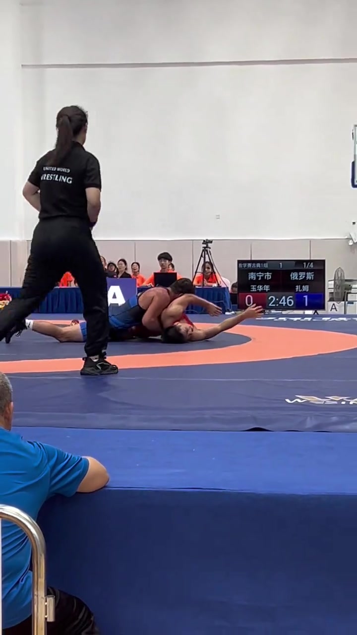 摔跤比赛场面混战，俄罗斯选手勇夺冠军的简单介绍