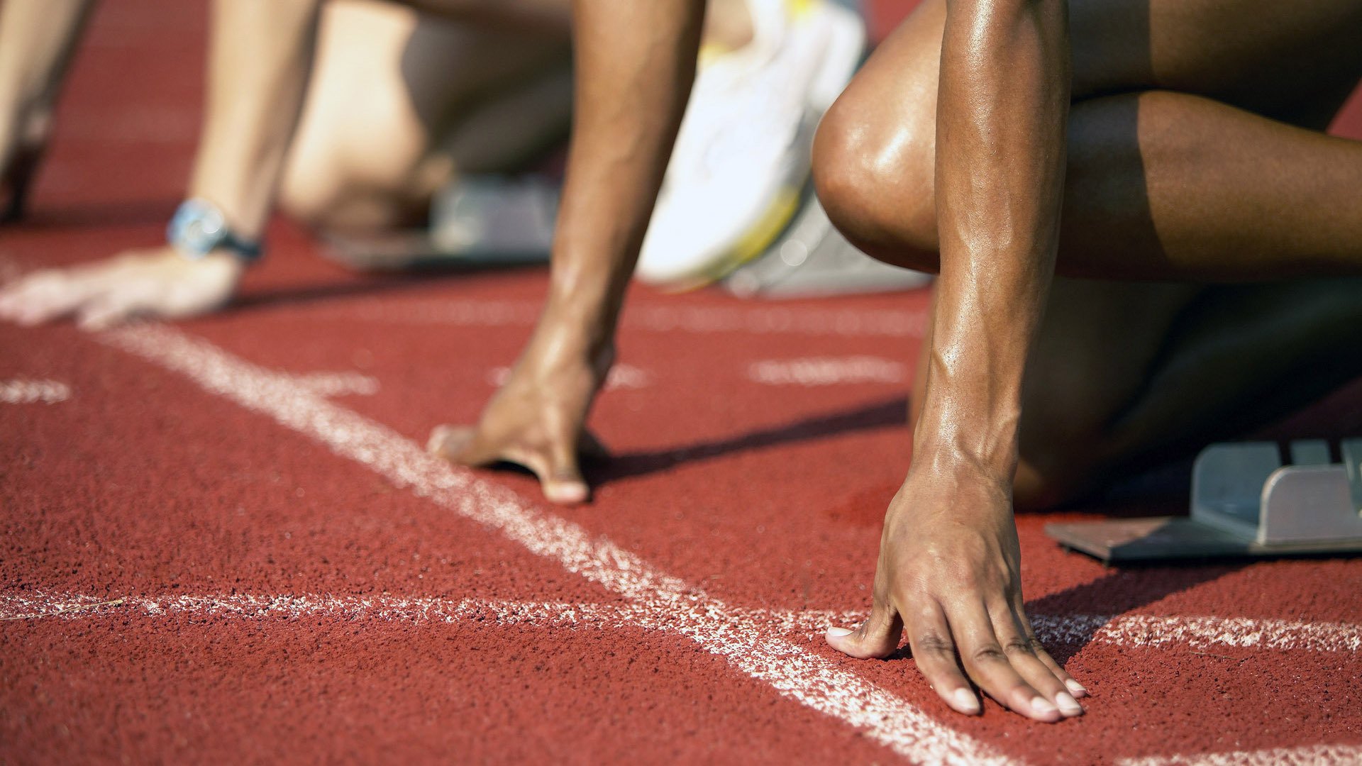 赛道烽烟，法拉利鏖战梅赛德斯，塞恩斯状态火热改写格局